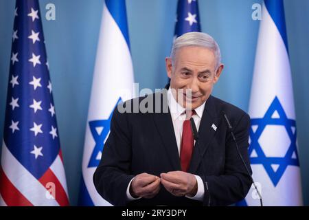 Gerusalemme, Israele. 28 settembre 2023. Il primo ministro israeliano Benjamin Netanyahu parla durante un evento che segna l'accettazione di Israele nel programma di esenzione dal visto del governo degli Stati Uniti, a Gerusalemme, giovedì 28 settembre 2023. L'aggiunta di Israele nel gruppo selezionato di paesi autorizzati a viaggiare negli Stati Uniti senza visto è un incentivo per le relazioni bilaterali nonostante le preoccupazioni di Washington riguardo al trattamento che Israele ha riservato agli americani palestinesi. Foto di Chaim Goldberg/UPI Credit: UPI/Alamy Live News Foto Stock