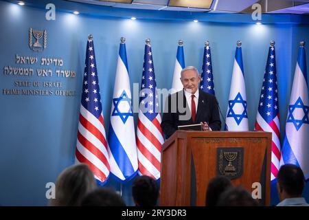 Gerusalemme, Israele. 28 settembre 2023. Il primo ministro israeliano Benjamin Netanyahu parla durante un evento che segna l'accettazione di Israele nel programma di esenzione dal visto del governo degli Stati Uniti, a Gerusalemme, giovedì 28 settembre 2023. L'aggiunta di Israele nel gruppo selezionato di paesi autorizzati a viaggiare negli Stati Uniti senza visto è un incentivo per le relazioni bilaterali nonostante le preoccupazioni di Washington riguardo al trattamento che Israele ha riservato agli americani palestinesi. Foto di Chaim Goldberg/UPI Credit: UPI/Alamy Live News Foto Stock