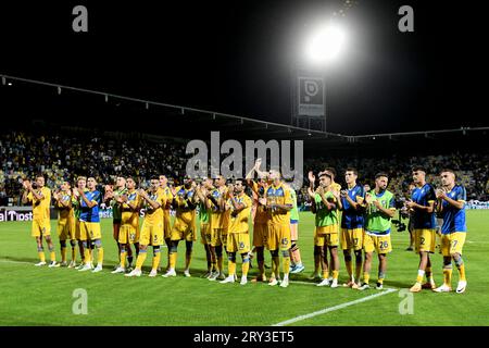 Frosinone, Italia. 28 settembre 2023. I calciatori del Frosinone festeggiano al termine della partita di serie A tra Frosinone calcio e ACF Fiorentina allo stadio Benito stirpe di Frosinone (Italia), 28 settembre 2023. Crediti: Insidefoto di andrea staccioli/Alamy Live News Foto Stock