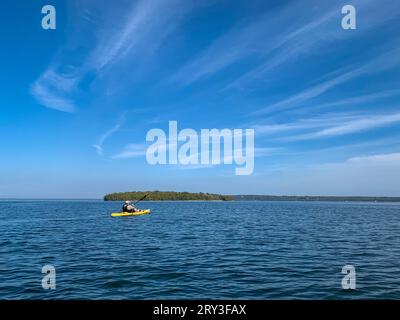 Una delle cose che amo fare per le attività ricreative all'aperto nella contea di Door è andare in kayak nei numerosi ruscelli e laghi dell'entroterra, nonché sul lago Michigan. Foto Stock