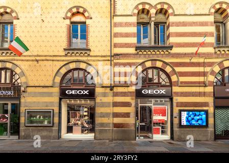 Alba, Italia - 20 agosto 2023: Negozio di calzature Geox in un edificio storico in via Vittorio Emanuele. Geox è un produttore di abbigliamento italiano di successo Foto Stock