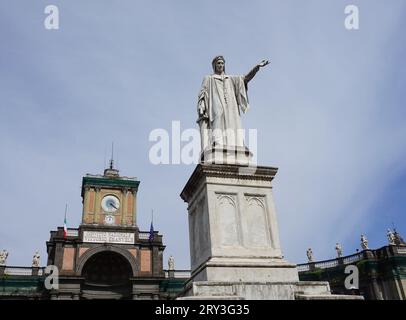 Napoli, Italia, 13 giugno 2023. Monumento di Dante Alighieri in piazza Dante nella città italiana di Napoli in Campania Foto Stock