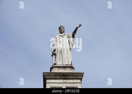 Napoli, Italia, 13 giugno 2023. La statua di Dante Alighieri è un monumento della città italiana di Napoli capoluogo regionale della Campania Foto Stock