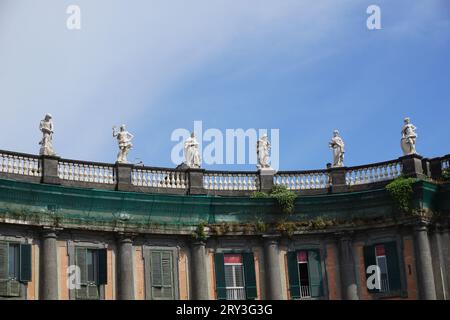 Napoli, Italia, 13 giugno 2023. Statue in marmo bianco sulla sommità dell'edificio in Piazza Dante a Napoli Foto Stock