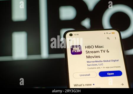 Madrid, Spagna 09 25 2023: Madrid, Spagna 09 25 2023: Programma di installazione dell'applicazione HBO Max su smartphone e schermo del computer sullo sfondo. Concetto di streaming on demand Foto Stock