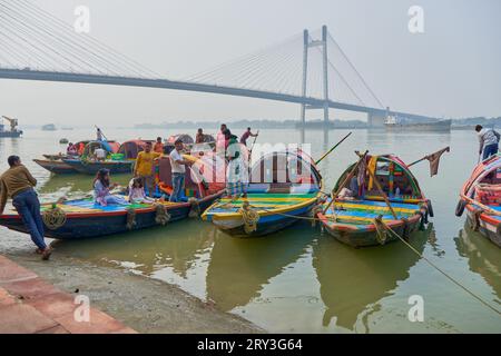 Barche di campagna utilizzate per crociere fluviali a Calcutta Foto Stock