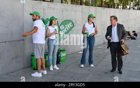 Alberi che distribuiscono gratuitamente prodotti promozionali campioni di lattine di bibita analcolica sprit fuori dalla stazione della metropolitana Trindade, Porto, Portogallo Foto Stock