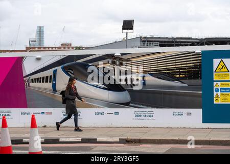 Euston, Londra, Regno Unito. 28 settembre 2023. Ormeggi HS2 e lavori in corso presso il sito HS2 High Speed Rail Euston di Londra. I lavori di costruzione di HS2 Euston Terminus sono in fase di liquidazione, poiché il lavoro di HS2 Euston Terminus è stato messo fuori servizio a causa dell'aumento dei costi. È stato riferito dalla BBC che 215 case sono state demolite a Euston a causa di HS2, 70 aziende sono state spostate e molte aziende continuano a soffrire per la mancanza di clienti a causa delle strade chiuse. Negli ultimi giorni ci sono state molte speculazioni sul fatto che il primo ministro Rishi Sunak dovrebbe annunciare la cancellazione di t Foto Stock