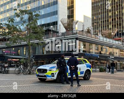 Stoccolma. 24 settembre 2023. La foto scattata il 24 settembre 2023 mostra la pattuglia della polizia nel centro di Stoccolma, Svezia. Una donna morta in un'esplosione a Uppsala, a ovest di Stoccolma, nelle prime ore di giovedì, è diventata la dodicesima vittima della morte per violenza delle gang in Svezia dall'inizio di settembre, rendendolo il mese più mortale del paese in quattro anni. Credito: He Miao/Xinhua/Alamy Live News Foto Stock