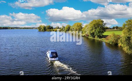 Idilliaco paesaggio fluviale rurale olandese con motoscafo sportivo - Oude Maas, vicino a Roermond, Paesi Bassi Foto Stock