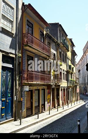 Vicolo stretto (Rua do Conde de Vizela) con vecchie case tradizionali a più piani nella città vecchia di Porto, Portogallo Foto Stock