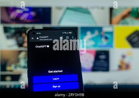 Madrid, Spagna 09 26 2023: Schermo di uno smartphone con il sito di registrazione Chatgpt Foto Stock