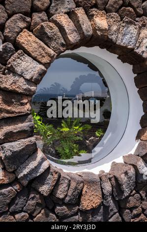 Jameos del Agua è una serie di grotte laviche e un centro di arte, cultura e turismo creato dall'artista e architetto locale Cesar Manrique, Lanzarote, CAN Foto Stock