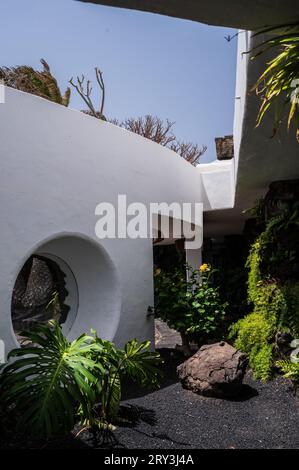 Jameos del Agua è una serie di grotte laviche e un centro di arte, cultura e turismo creato dall'artista e architetto locale Cesar Manrique, Lanzarote, CAN Foto Stock