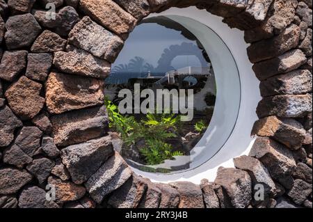 Jameos del Agua è una serie di grotte laviche e un centro di arte, cultura e turismo creato dall'artista e architetto locale Cesar Manrique, Lanzarote, CAN Foto Stock