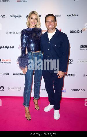 Londra, Regno Unito . 28 settembre, 2023 . Vogue Williams & Spencer Matthews nella foto ai Podcast Awards 2023 tenuti all'Outernet Global. Credito: Alan D West/EMPICS/Alamy Live News Foto Stock