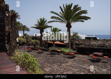 Jameos del Agua è una serie di grotte laviche e un centro di arte, cultura e turismo creato dall'artista e architetto locale Cesar Manrique, Lanzarote, CAN Foto Stock