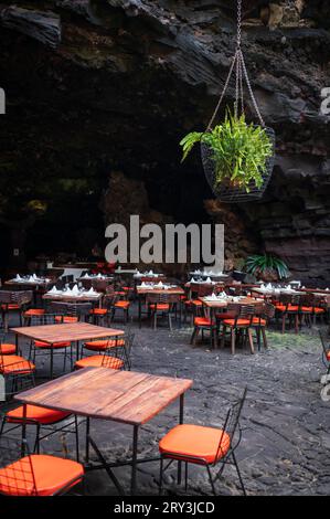 Jameos del Agua è una serie di grotte laviche e un centro di arte, cultura e turismo creato dall'artista e architetto locale Cesar Manrique, Lanzarote, CAN Foto Stock