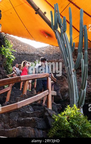 Jameos del Agua è una serie di grotte laviche e un centro di arte, cultura e turismo creato dall'artista e architetto locale Cesar Manrique, Lanzarote, CAN Foto Stock