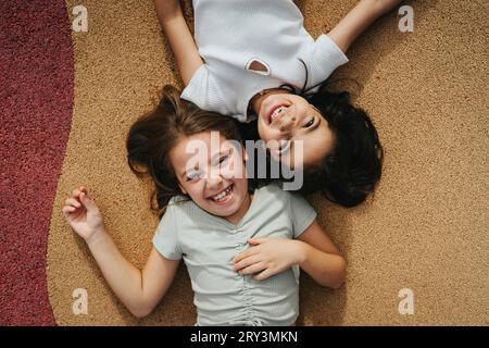 Direttamente sopra la vista delle sorelle felici che giacciono sul sentiero Foto Stock
