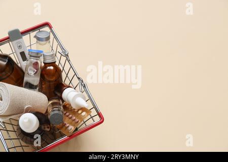 Mini carrello con diversi farmaci su sfondo beige Foto Stock