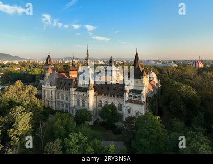 Castello di vadjahunyad nel parco della città di Budapest, in Ungheria con incredibili luci del mattino. L'Europa, Ungheria, Buedapest, Castello Vajdahunyad Foto Stock