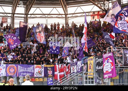 Frosinone, Italia. 28 settembre 2023. Frosinone, Italia - giovedì 28 settembre 2023: Tifosi dell'ACF Fiorentina durante la partita di serie A TIM tra Frosinone calcio e ACF Fiorentina allo Stadio Benito stirpe di Frosinone, Italia giovedì 28 settembre 2023. Crediti: Nicola Ianuale/Alamy Live News Foto Stock