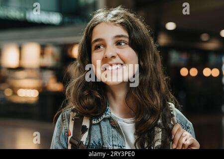 Ragazza felice che ride alla stazione ferroviaria Foto Stock