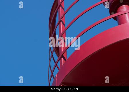 Parte di un metallo industriale, grande struttura circolare Bordeaux. Parte della casa faro. Cielo azzurro sullo sfondo. Copia spazio. Contesto per quo Foto Stock