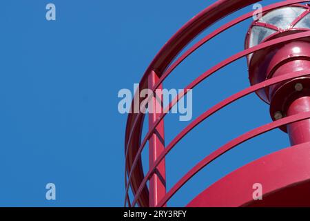 Parte di un metallo industriale, grande struttura circolare Bordeaux. Parte della casa faro. Cielo azzurro sullo sfondo. Copia spazio. Contesto per quo Foto Stock