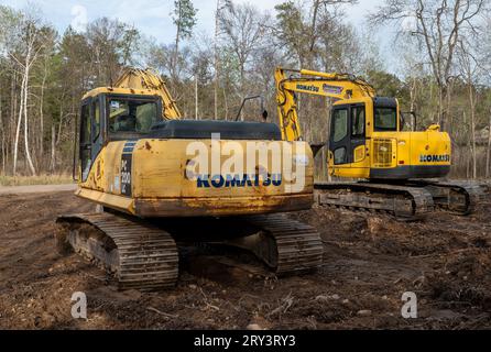 CROW WING CO, MN - 10 MAGGIO 2023: Due escavatori Komatsu ben utilizzati, parcheggiati in un cantiere di un futuro nuovo lotto di costruzione, visti da Foto Stock