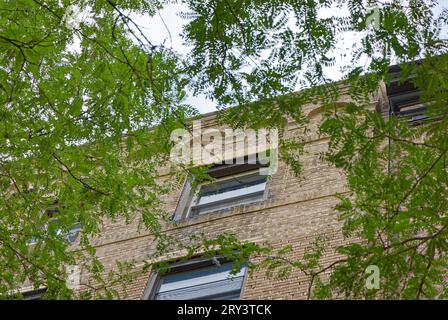 Il Joesam Court, progettato da Emery Roth a sei piani in mattoni beige, si trova in una tranquilla strada laterale di Manhattanville. Foto Stock