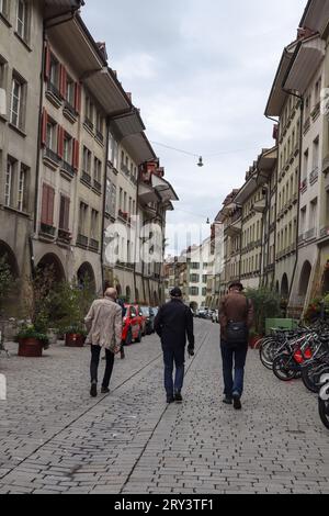 I turisti anziani amano passeggiare nella città vecchia (Altstadt), Berna, Svizzera. Foto Stock