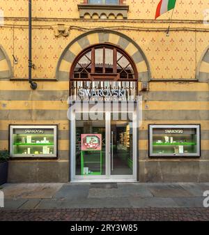 Alba, Italia - 20 agosto 2023: Gioielli Swarovski nello storico edificio della Maddalena in via Vittorio Emanuele. Foto Stock