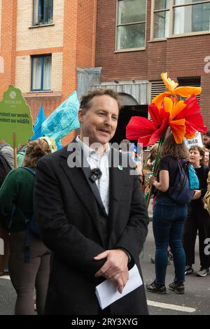 Londra, Regno Unito. 28 settembre 2023. L'attore Samuel West, figlio degli attori Pruenella Scales e Timothy West. Samuel è un patrono dell'RSPB, insieme ai rappresentanti di oltre 40 ONG per la fauna selvatica e l'ambiente oggi fuori dagli uffici del Dipartimento per l'ambiente, l'alimentazione e gli affari rurali (DEFRA) a Londra alla protesta Restore Nature Now. Dopo la pubblicazione del rapporto sullo stato della natura, manifestanti e ambientalisti chiedono al primo ministro Rishi Sunak e al governo di fare di più per proteggere la natura e l'ambiente nel Regno Unito. Una specie su sei nel Regno Unito è a rischio di estinzione. Simil Foto Stock