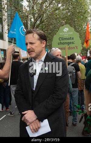 Londra, Regno Unito. 28 settembre 2023. L'attore Samuel West, figlio degli attori Pruenella Scales e Timothy West. Samuel è un patrono dell'RSPB, insieme ai rappresentanti di oltre 40 ONG per la fauna selvatica e l'ambiente oggi fuori dagli uffici del Dipartimento per l'ambiente, l'alimentazione e gli affari rurali (DEFRA) a Londra alla protesta Restore Nature Now. Dopo la pubblicazione del rapporto sullo stato della natura, manifestanti e ambientalisti chiedono al primo ministro Rishi Sunak e al governo di fare di più per proteggere la natura e l'ambiente nel Regno Unito. Una specie su sei nel Regno Unito è a rischio di estinzione. Simil Foto Stock