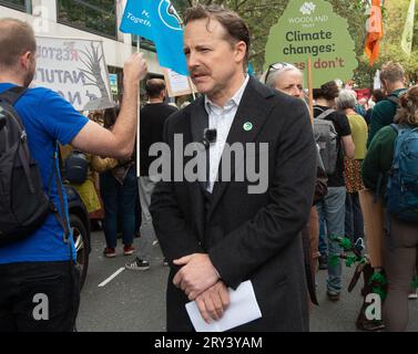 Londra, Regno Unito. 28 settembre 2023. L'attore Samuel West, figlio degli attori Pruenella Scales e Timothy West. Samuel è un patrono dell'RSPB, insieme ai rappresentanti di oltre 40 ONG per la fauna selvatica e l'ambiente oggi fuori dagli uffici del Dipartimento per l'ambiente, l'alimentazione e gli affari rurali (DEFRA) a Londra alla protesta Restore Nature Now. Dopo la pubblicazione del rapporto sullo stato della natura, manifestanti e ambientalisti chiedono al primo ministro Rishi Sunak e al governo di fare di più per proteggere la natura e l'ambiente nel Regno Unito. Una specie su sei nel Regno Unito è a rischio di estinzione. Simil Foto Stock