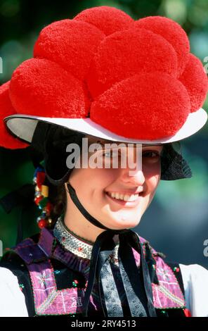 Ragazza in costume tradizionale con cappello Bollen, Foresta Nera, Germania Foto Stock