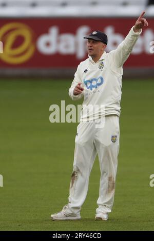 Il capitano di Durham Scott Borthwick dirige le operazioni durante il match per il campionato della contea di LV tra Durham e Leicestershire al Seat Unique Riverside, Chester le Street, giovedì 28 settembre 2023. (Foto: Mark Fletcher | mi News) crediti: MI News & Sport /Alamy Live News Foto Stock