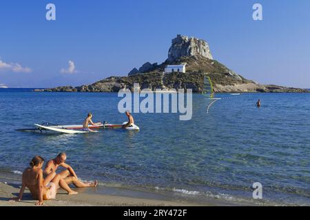 Spiaggia di Agios Stefanos, sullo sfondo l'isola di Nisi Kastri, l'isola di Kos, Dodecabria, Grecia Foto Stock