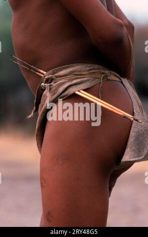 Boscimani frecce in loincloth, San, Boscimani, Kalahari, Namibia Foto Stock