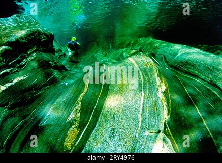 Immersione nel fiume, Svizzera, immersione nel fiume, valle della Verzasca, sott'acqua, fiumi, acqua dolce, acqua dolce, natura, paesaggio, orizzontale, gente Foto Stock