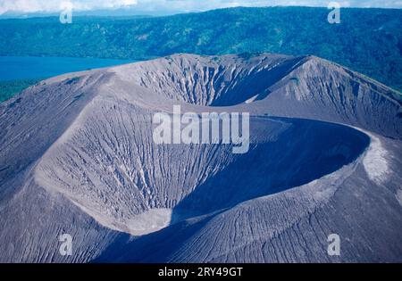 Vulcano attivo vicino Rabaul, Papua nuova Guinea, vulcano attivo vicino Rabaul, cratere vulcanico, Papua nuova Guinea Foto Stock