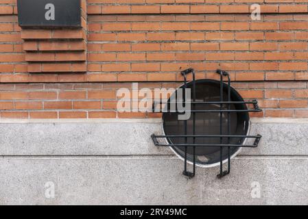 Una finestra circolare con barre metalliche dipinte di verde Foto Stock