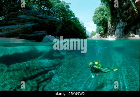 Immersione nel fiume, Svizzera, immersione nel fiume, valle della Verzasca, sott'acqua, fiumi, acqua dolce, acqua dolce, lenti doppie, immersioni, snorkeling, immersioni Foto Stock