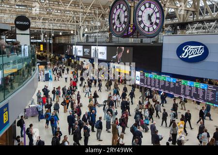 Waterloo, Londra, Regno Unito. 28 settembre 2023. Stazione ferroviaria di Waterloo a Londra. Ulteriori azioni industriali e scioperi dei lavoratori ferroviari iniziano da domani. L'azione industriale prevede divieti di straordinario e uno sciopero il 30 settembre e il 4 ottobre. Gli scioperi riguardano una questione in corso sulla retribuzione, nonché le chiusure di biglietterie ferroviarie proposte. Credito: Maureen McLean/Alamy Live News Foto Stock