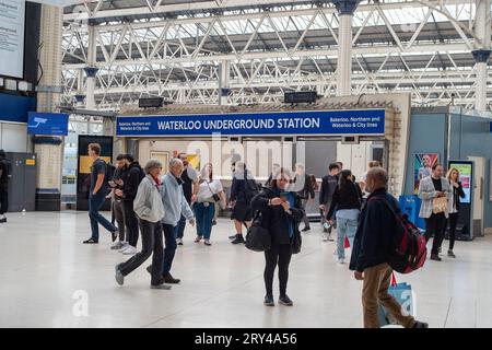 Waterloo, Londra, Regno Unito. 28 settembre 2023. Stazione ferroviaria di Waterloo a Londra. Ulteriori azioni industriali e scioperi dei lavoratori ferroviari iniziano da domani. L'azione industriale prevede divieti di straordinario e uno sciopero il 30 settembre e il 4 ottobre. Gli scioperi riguardano una questione in corso sulla retribuzione, nonché le chiusure di biglietterie ferroviarie proposte. Credito: Maureen McLean/Alamy Live News Foto Stock