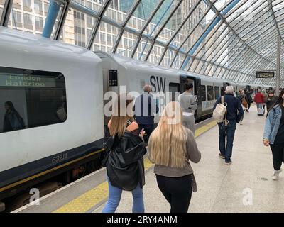 Waterloo, Londra, Regno Unito. 28 settembre 2023. Stazione ferroviaria di Waterloo a Londra. Ulteriori azioni industriali e scioperi dei lavoratori ferroviari iniziano da domani. L'azione industriale prevede divieti di straordinario e uno sciopero il 30 settembre e il 4 ottobre. Gli scioperi riguardano una questione in corso sulla retribuzione, nonché le chiusure di biglietterie ferroviarie proposte. Credito: Maureen McLean/Alamy Live News Foto Stock