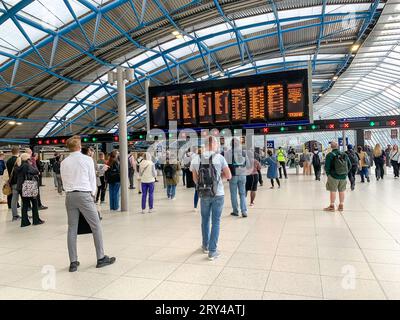 Waterloo, Londra, Regno Unito. 28 settembre 2023. Stazione ferroviaria di Waterloo a Londra. Ulteriori azioni industriali e scioperi dei lavoratori ferroviari iniziano da domani. L'azione industriale prevede divieti di straordinario e uno sciopero il 30 settembre e il 4 ottobre. Gli scioperi riguardano una questione in corso sulla retribuzione, nonché le chiusure di biglietterie ferroviarie proposte. Credito: Maureen McLean/Alamy Live News Foto Stock