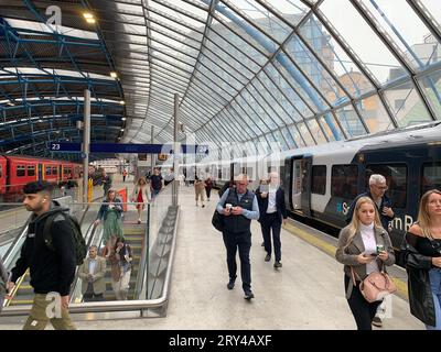 Waterloo, Londra, Regno Unito. 28 settembre 2023. Stazione ferroviaria di Waterloo a Londra. Ulteriori azioni industriali e scioperi dei lavoratori ferroviari iniziano da domani. L'azione industriale prevede divieti di straordinario e uno sciopero il 30 settembre e il 4 ottobre. Gli scioperi riguardano una questione in corso sulla retribuzione, nonché le chiusure di biglietterie ferroviarie proposte. Credito: Maureen McLean/Alamy Live News Foto Stock